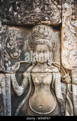 Bassorilievo in pietra di una ballerina divina, apsaras, dettaglio, tempio rovina, Parco Archeologico di Angkor, provincia di Siem Reap Cambogia, Foto Stock