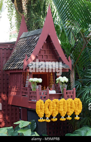 Thai casa mentale con decorazioni floreali, San Phra Pham, santuario per fantasmi, Bangkok, Thailandia Foto Stock