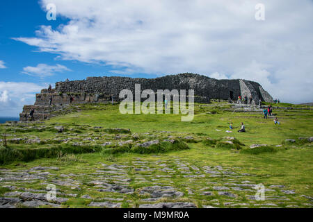 Dun Duchathairin, grande pietra forte sulla Inishmore Arainn, Isole Aran, Irlanda Foto Stock