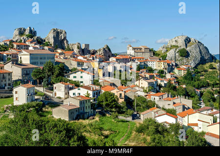 Vista del villaggio di montagna su roccia Morg Caraceni, Pietrabbondante, Molise, Italia Foto Stock