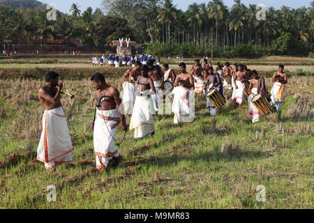 Le foto scattate durante un festival tempio vicino a thrissur,con puthan thira,trattamento viso make up,rituali Foto Stock