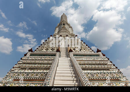 Phra Prang centrale torre di tempio, Wat Arun, alba tempio, Bangkok Yai, Bangkok, Thailandia Foto Stock