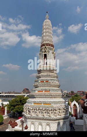 Piccolo Prang con vento dio Phra Phai a cavallo, Wat Arun, tempio dell'alba, Bangkok Yai, Bangkok, Thailandia Foto Stock