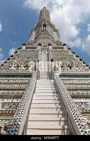 Phra Prang centrale torre di tempio, Wat Arun, alba tempio, Bangkok Yai, Bangkok, Thailandia Foto Stock