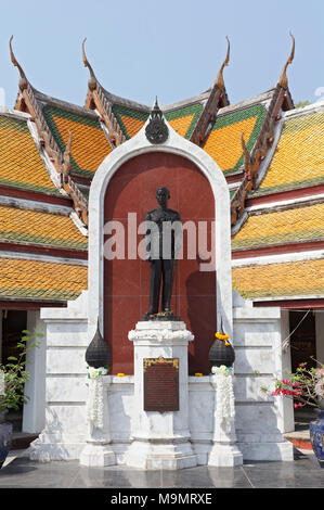 Statua del Re Ananda Mahidol, piazzale di Wat Suthat, Tempio Reale, Phra Nakhon, Bangkok, Thailandia Foto Stock