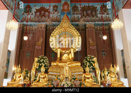 Altare con statua del Buddha, Wat Chana Songkhram, tempio buddista complessa, Phra Nakhon, Bangkok, Thailandia Foto Stock