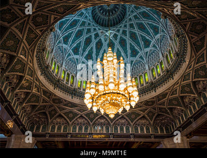 Lampadario e cupola del grande sultano Quabus moschea, Muscat Oman, Arabia Foto Stock