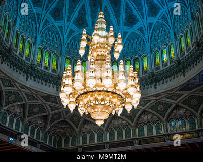 Lampadario e cupola, grande sultano Qaboos moschea, Muscat Oman, Arabia Foto Stock