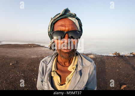 Ritratto di un lavoratore in sale di Dallol deserto, Etiopia Foto Stock