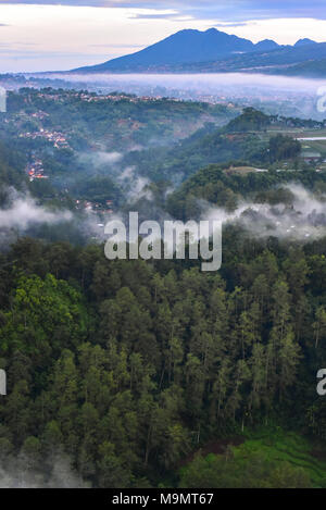 Montare Burangrang, Lembang anomalia e la città di Lembang nella parte settentrionale del bacino di Bandung, West Java, Indonesia. Foto Stock