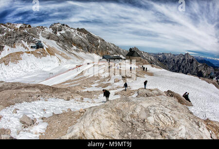 Zugspitzplatt con stazione di montagna e la cappella di Maria Heimsuchung, Zugspitze, Baviera, Baviera, Germania Foto Stock