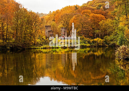 Il castello di Hardenstein rovina sulla Ruhr in autunno, Witten, zona della Ruhr, Nord Reno-Westfalia, Germania Foto Stock