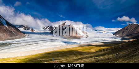 Vista della coperta di neve montagne di Altai con nuvole e cielo blu, Mongolia Foto Stock