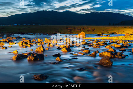 Fiume Orkhon con rocce nella luce solare drammatico, Mongolia Foto Stock