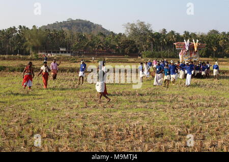 Le foto scattate durante un festival tempio vicino a thrissur,con puthan thira,trattamento viso make up,rituali Foto Stock