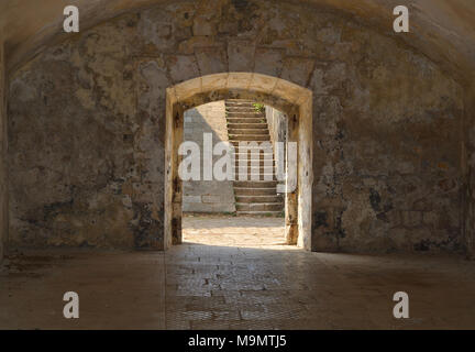 Arcuata di uscire da una fortezza vecchia camera, che incornicia una scale Foto Stock