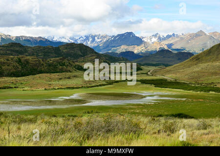 Serpeggianti brook nella parte anteriore del paesaggio di montagna, Valle Chacabuco, vicino Cochrane, Región de Aysén, Cile Foto Stock