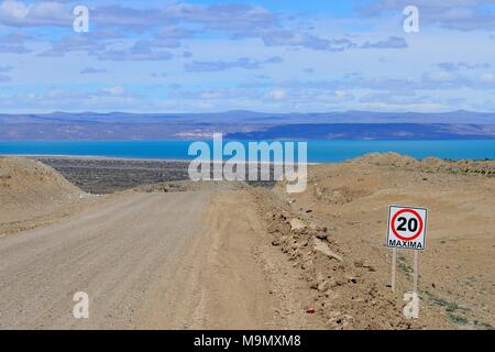 Strada di ghiaia Ruta 40 con limite di velocità a 20 Km/h, dietro il Lago Cardiel e Andes, vicino a Perito Moreno, provincia di Santa Cruz, Patagonia