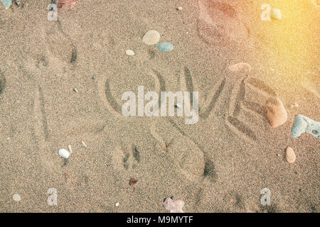 Amore la parola sulla sabbia in spiaggia Foto Stock