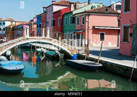 Isola di Burano Venezia Italia - Bella vista del canal, case colorate, barche e un ponte Foto Stock