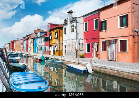 Isola di Burano, Venezia, Italia e Europa - Canal e case colorate bella vista giorno Foto Stock