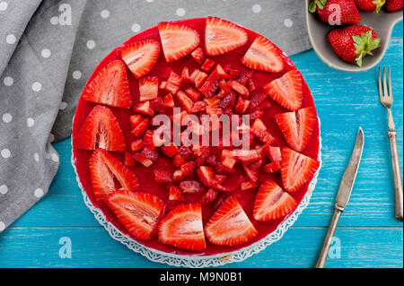 Bellissimo dessert torta con frutta di fragole Foto Stock