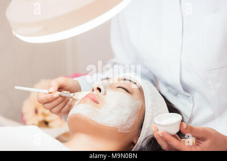 Giovane donna rilassante sotto la carezza dello specialista Foto Stock