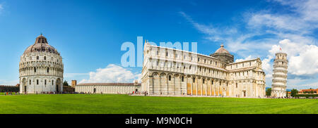 Panorama della torre pendente di Pisa con il Duomo e il Battistero di Pisa, Toscana, Italia Foto Stock