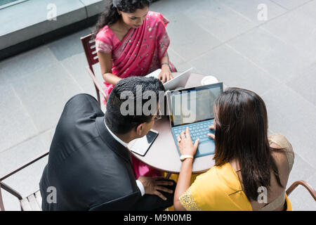 Tre Indian business persone che parlano durante la pausa di lavoro Foto Stock