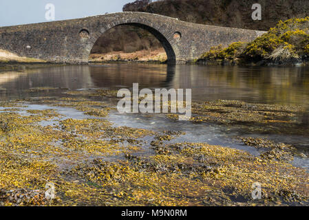 Un ponte sull'Atlantico, ponte di pietra per il Isle of Seil Foto Stock