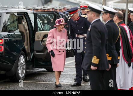 La regina Elisabetta II arriva per la cerimonia di smantellamento per HMS Ocean a HMNB Devonport in Plymouth. Foto Stock