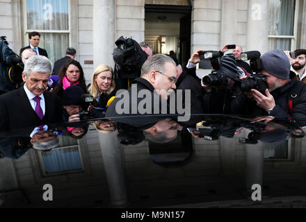 La Russia è ambasciatore in Irlanda Yury Filatov (centro) lasciando il Ministero degli Affari Esteri e del commercio di Dublino come il governo ha confermato la espulsione di un diplomatico russo. Foto Stock