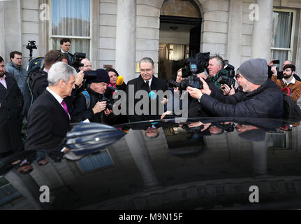 La Russia è ambasciatore in Irlanda Yury Filatov (centro) lasciando il Ministero degli Affari Esteri e del commercio di Dublino come il governo ha confermato la espulsione di un diplomatico russo. Foto Stock