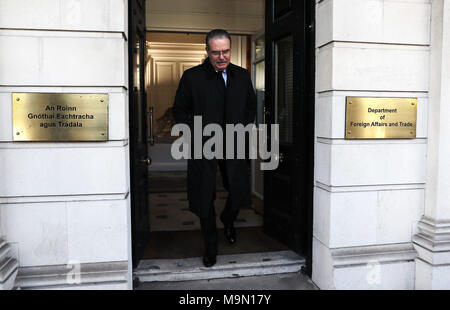 La Russia è ambasciatore in Irlanda Yury Filatov lasciando il Ministero degli Affari Esteri e del commercio di Dublino come il governo ha confermato la espulsione di un diplomatico russo. Foto Stock