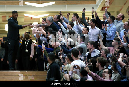 Anthony Joshua saluta appassionati come lui arriva in occasione di una conferenza stampa a Sky Sport Studios, Isleworth. Stampa foto di associazione. Picture Data: martedì 27 marzo, 2018. Vedere PA storia boxing di Londra. Foto di credito dovrebbe leggere: Nick Potts/PA FILO Foto Stock