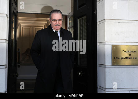 La Russia è ambasciatore in Irlanda Yury Filatov lasciando il Ministero degli Affari Esteri e del commercio di Dublino come il governo ha confermato la espulsione di un diplomatico russo. Foto Stock