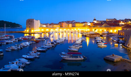 Porto vecchio di Dubrovnik in serata, Croazia Foto Stock