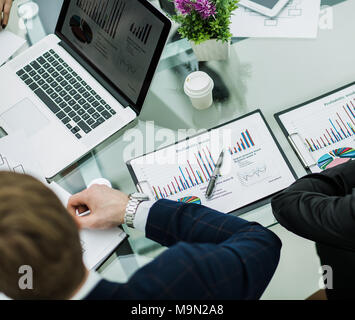 Business di successo di squadra sul posto di lavoro per discutere il marketi Foto Stock