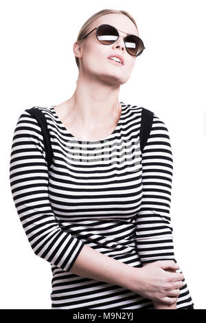 Attraente donna bionda in cima stripey indossando occhiali da sole Foto Stock