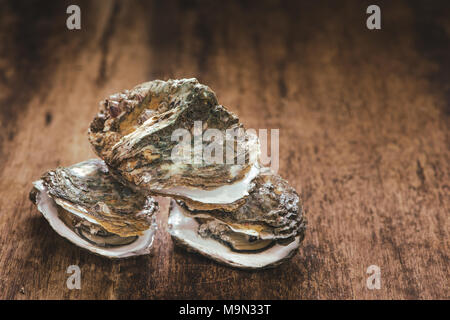 Materie oyster sul tavolo di legno con una vista ravvicinata Foto Stock