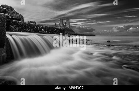 Una fotografia scattata dal fiume vecchio Wantsum uscita canale guardando verso Reculver torri in Kent. Foto Stock