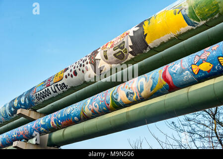 Tubi di riscaldamento con graffiti Foto Stock