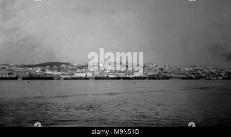 AJAXNETPHOTO. 1905 - 1912 (circa). Lisbona, Portogallo. - WATERFRONT - VISTA SUL FIUME TAGUS della città vecchia. fotografo:sconosciuto © IMMAGINE DIGITALE COPYRIGHT VINTAGE AJAX Picture Library Fonte: AJAX FOTO VINTAGE COLLEZIONE REF:182303 BX4 04 Foto Stock