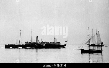 AJAXNETPHOTO. 1905-1914 (circa). SOLENT, Inghilterra. - Escursione PADDLER - una pala SIDEWHEEL nave carica di passeggeri MANOUEVERING a poppa. Fotografo:sconosciuto © IMMAGINE DIGITALE COPYRIGHT VINTAGE AJAX Picture Library Fonte: AJAX FOTO VINTAGE COLLEZIONE REF:182303 NRX Foto Stock