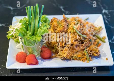 Spaghettini fritti acqua mimosa gamberetti e polpa di granchio Foto Stock