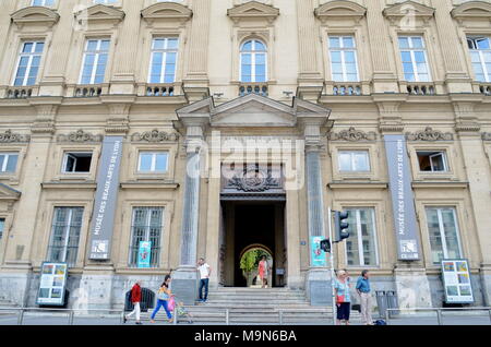 La facciata della Fine Art Museum, ex Abbazia Saint-Pierre, Lione, Francia Foto Stock
