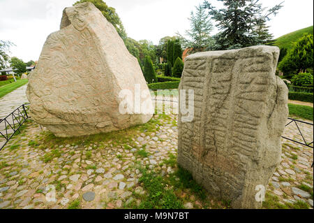 Massiccia scolpita pietre runiche Jellingstenene (pietre Jelling) dal X secolo, sulla sinistra re Harald Bluetooth del Gormsson runestone da 983 in memoria di Foto Stock
