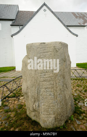 Massiccia scolpita pietre runiche Jellingstenene (pietre Jelling) dal X secolo, re Gorm il vecchio's runestone da 955 per sua moglie Thyra; sulla destra . Bo Foto Stock