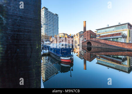 Canal Waterfront dal Canal House Bridge St Birmingham Foto Stock