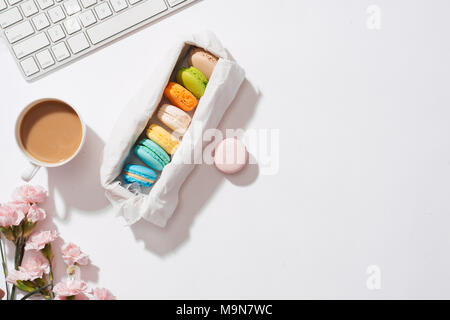 Accogliente la colazione del mattino a pastello colorato macarons o amaretti. Foto Stock